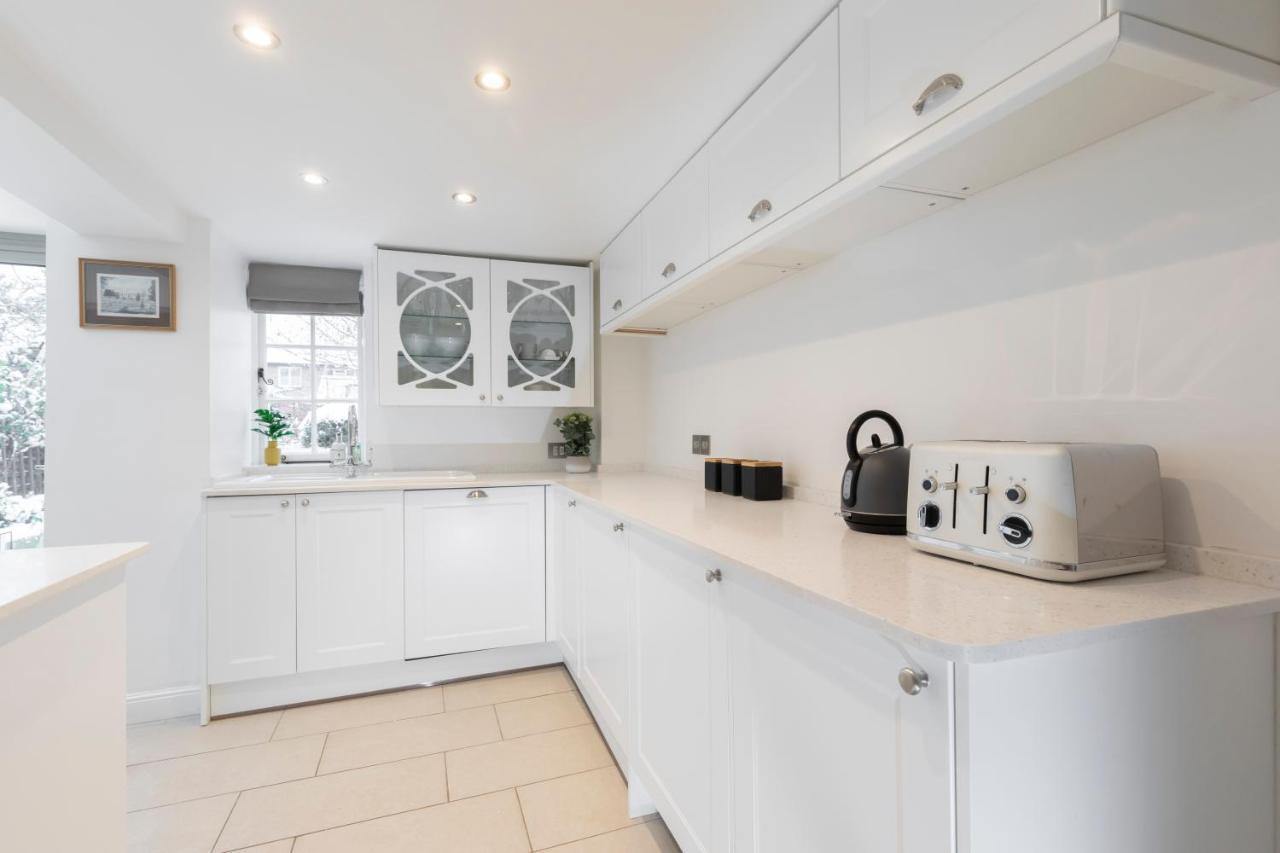 Beautiful 4 Bedroom Home Cheltenham Eksteriør bilde