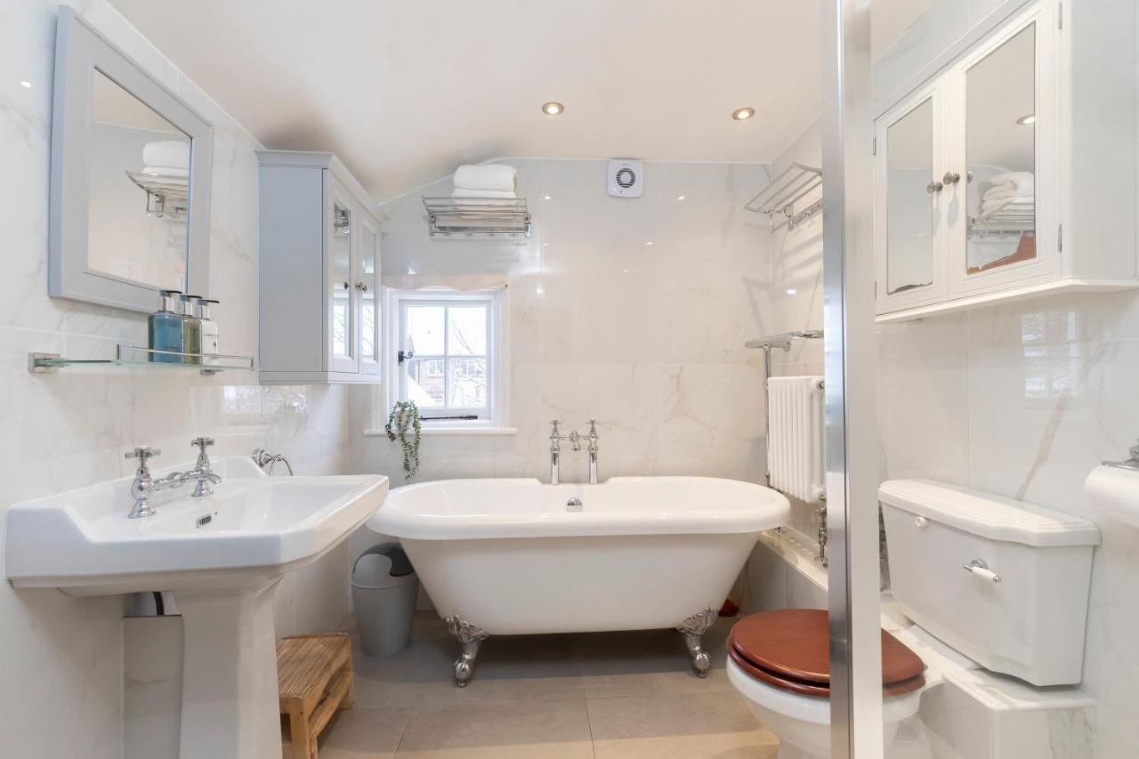 Beautiful 4 Bedroom Home Cheltenham Eksteriør bilde