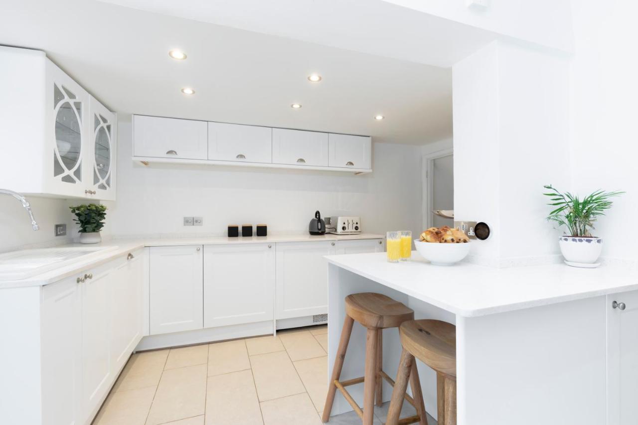 Beautiful 4 Bedroom Home Cheltenham Eksteriør bilde