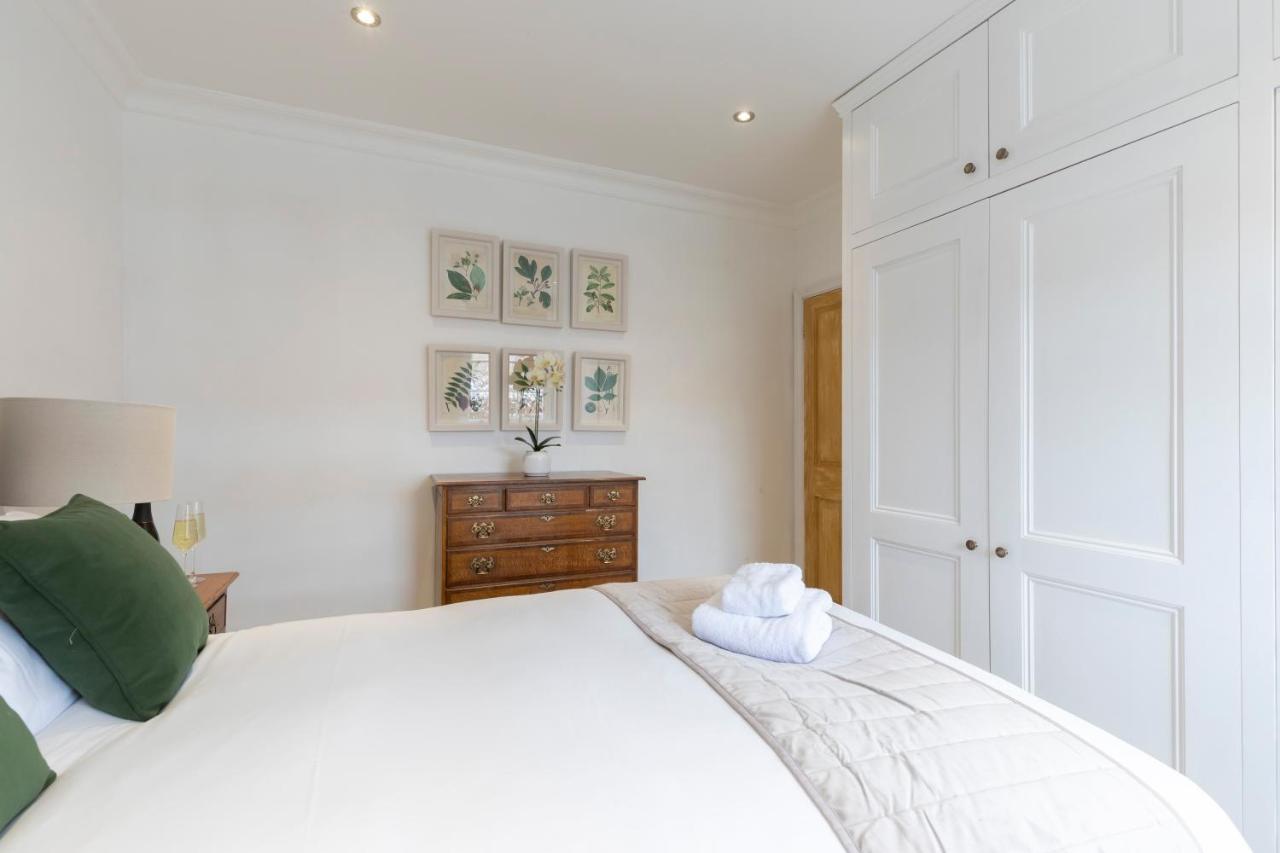 Beautiful 4 Bedroom Home Cheltenham Eksteriør bilde